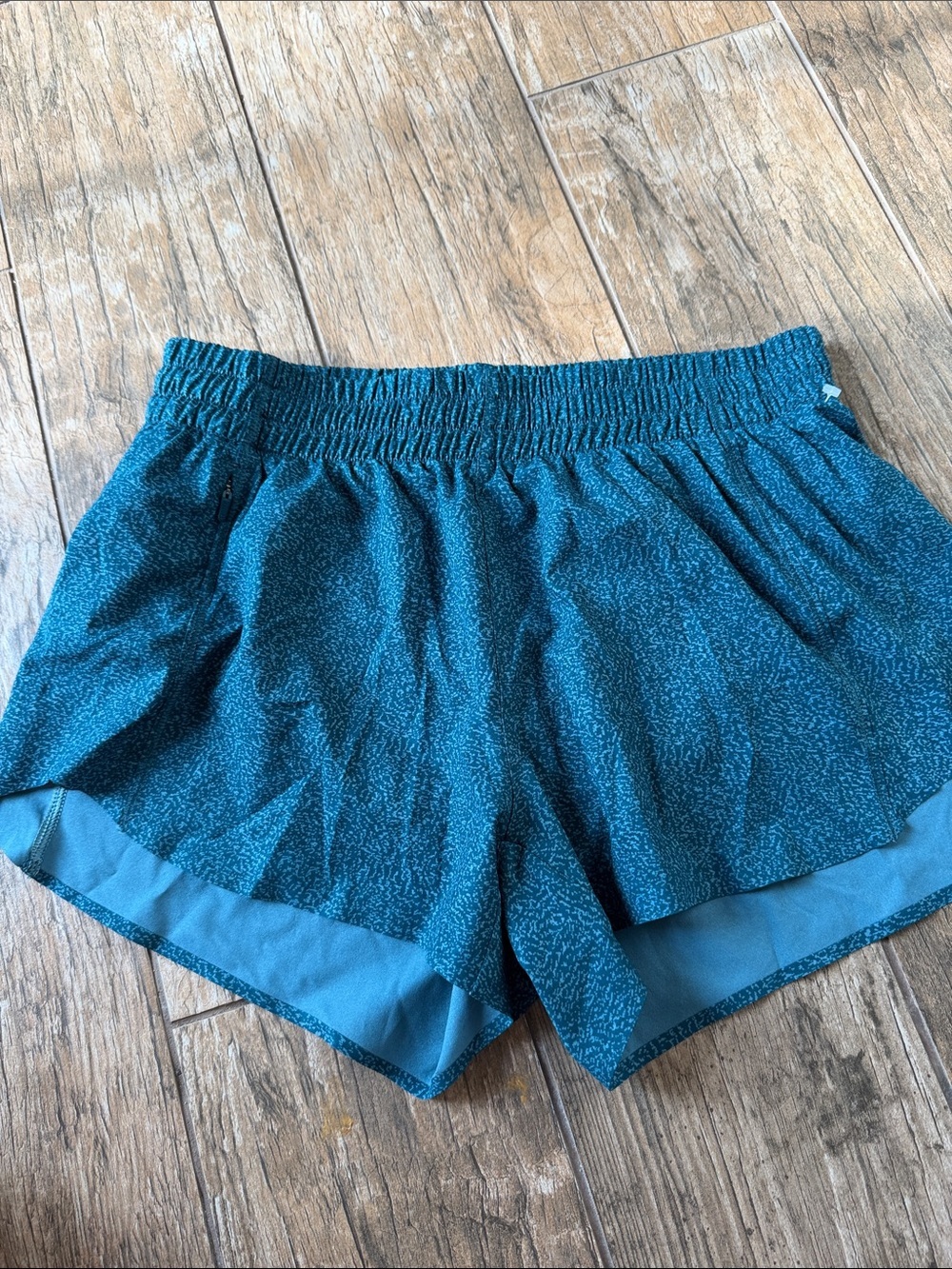 Athleta Hustle 3” Short lined green speckle xs